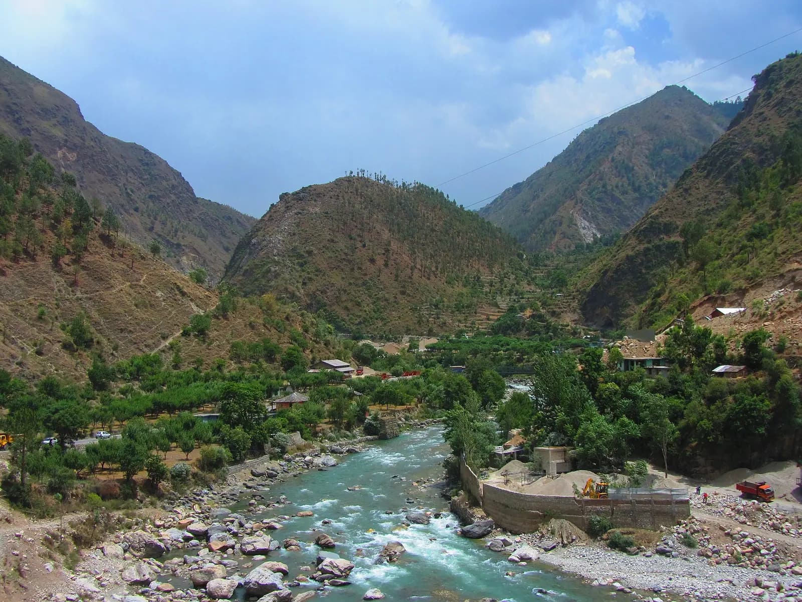 The Beas river running over boulders through the Kullu valley at Manali, Himachal Pradesh